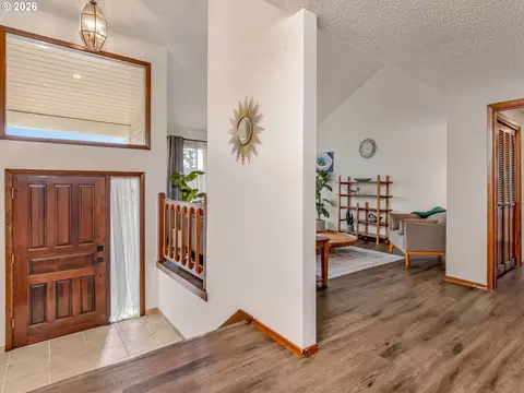 Entry Way - 2905 SW Redfern Pl, Gresham, OR 97080 photo 2 of 2