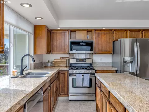 Kitchen - 2905 SW Redfern Pl, Gresham, OR 97080 photo 3 of 6