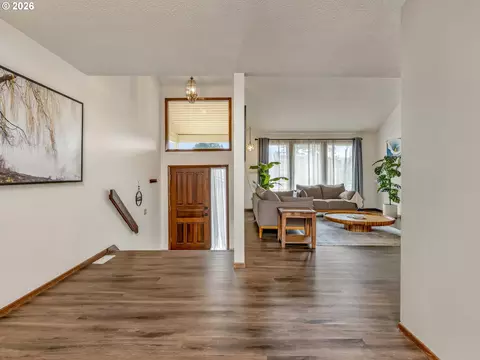 Entry Way - 2905 SW Redfern Pl, Gresham, OR 97080 photo 1 of 2