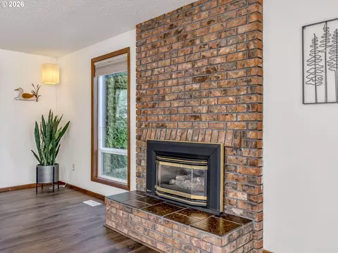 Living - 2905 SW Redfern Pl, Gresham, OR 97080 photo 8 of 10
