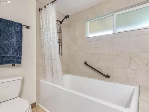 Bath - 2905 SW Redfern Pl, Gresham, OR 97080 photo 3 of 4
