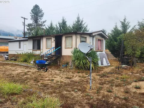 285 Towhee Ln, Tenmile, OR 97481