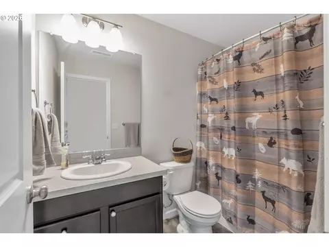Bath - 2137 SE 15th Aly, Gresham, OR 97080 photo 2 of 5
