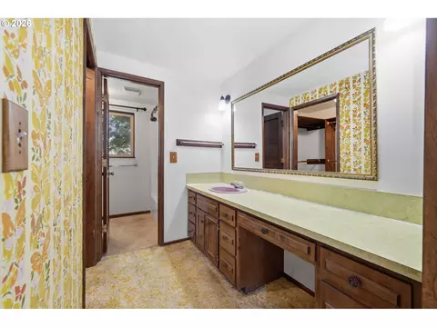 Bath - 3585 Walton Ln, Eugene, OR 97408 photo 1 of 3