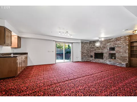 Living - 3585 Walton Ln, Eugene, OR 97408 photo 6 of 6