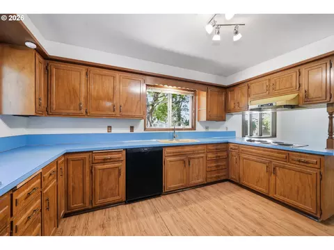 Kitchen - 3585 Walton Ln, Eugene, OR 97408 photo 4 of 5