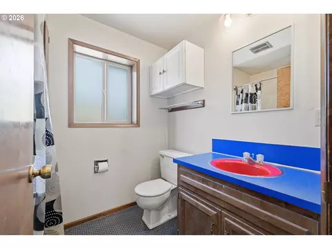 Bath - 3585 Walton Ln, Eugene, OR 97408 photo 3 of 3