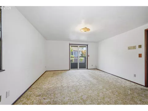 Living - 3585 Walton Ln, Eugene, OR 97408 photo 4 of 6