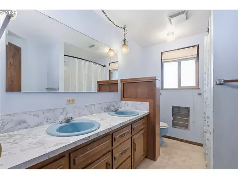 Bath - 3585 Walton Ln, Eugene, OR 97408 photo 2 of 3