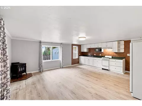 Living - 515 Fulvue Dr, Eugene, OR 97405 photo 3 of 3