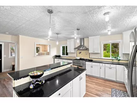 Kitchen - 515 Fulvue Dr, Eugene, OR 97405 photo 2 of 2