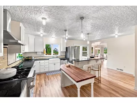 Kitchen - 515 Fulvue Dr, Eugene, OR 97405 photo 1 of 2