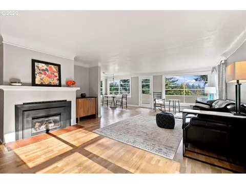 Living - 515 Fulvue Dr, Eugene, OR 97405 photo 2 of 3