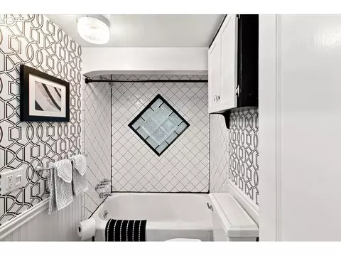 Bath - 515 Fulvue Dr, Eugene, OR 97405 photo 3 of 5