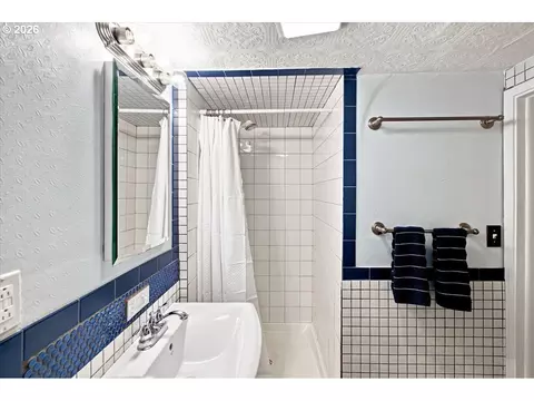 Bath - 515 Fulvue Dr, Eugene, OR 97405 photo 5 of 5