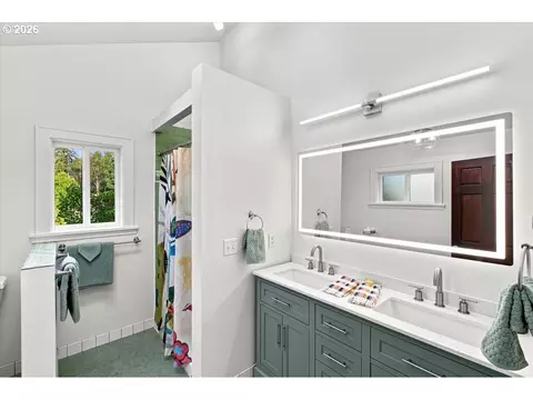 Bath - 515 Fulvue Dr, Eugene, OR 97405 photo 1 of 5