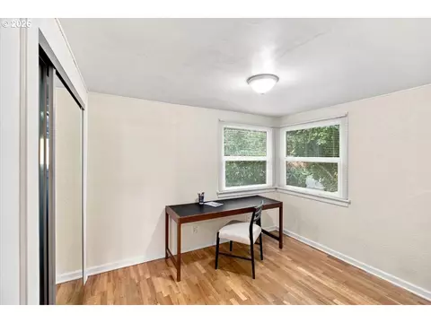 Bedroom - 515 Fulvue Dr, Eugene, OR 97405 photo 5 of 6