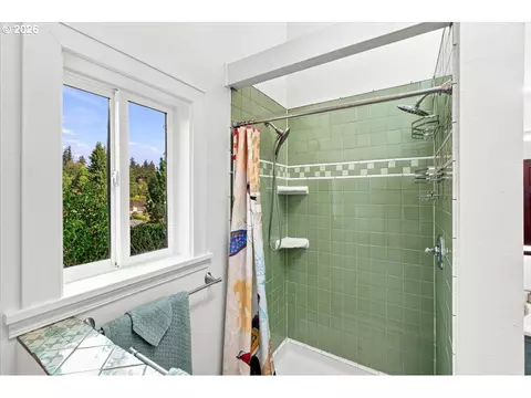 Bath - 515 Fulvue Dr, Eugene, OR 97405 photo 2 of 5