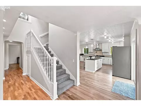 Entry Way - 515 Fulvue Dr, Eugene, OR 97405 photo 2 of 2