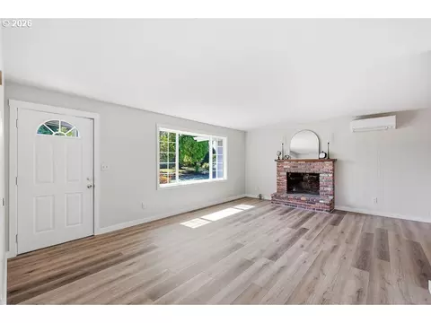 Living - 3470 Hyacinth St, Eugene, OR 97404 photo 4 of 10
