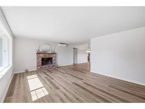 Living - 3470 Hyacinth St, Eugene, OR 97404 photo 2 of 10