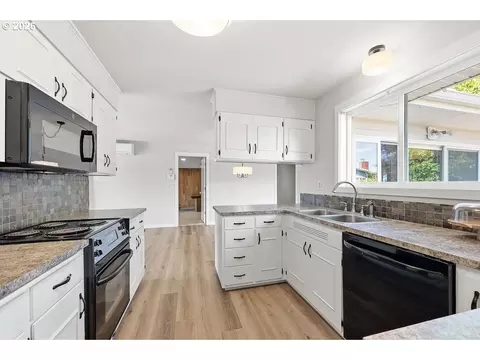 Kitchen - 3470 Hyacinth St, Eugene, OR 97404 photo 2 of 3