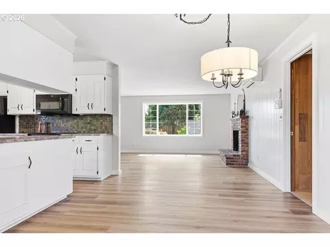 Living - 3470 Hyacinth St, Eugene, OR 97404 photo 5 of 10