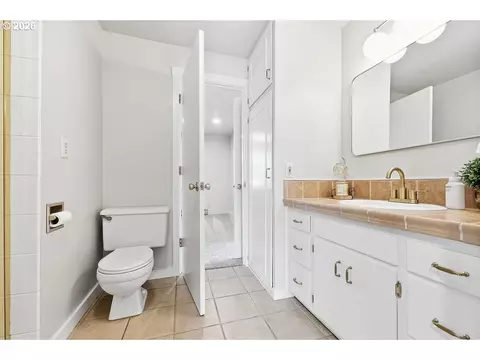 Bath - 3470 Hyacinth St, Eugene, OR 97404 photo 2 of 3