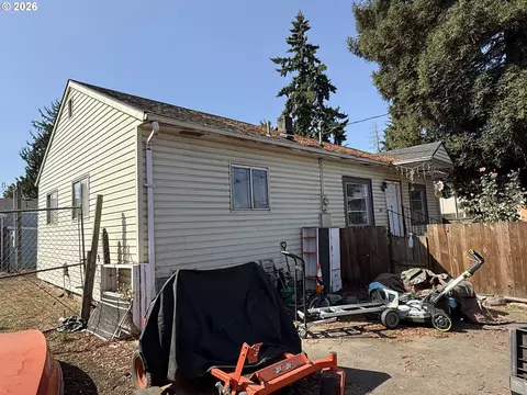 Exterior - 3875 Kathryn Ave, Springfield, OR 97478 photo 5 of 6