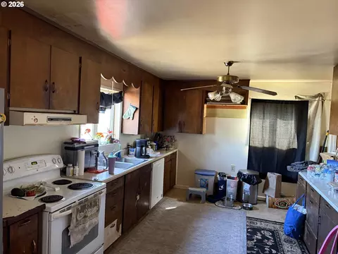 Kitchen - 3875 Kathryn Ave, Springfield, OR 97478 photo 2 of 2