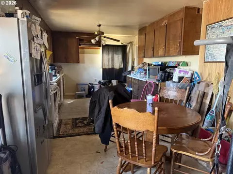 Kitchen - 3875 Kathryn Ave, Springfield, OR 97478 photo 1 of 2