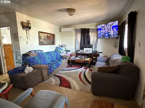 Living - 3875 Kathryn Ave, Springfield, OR 97478 photo 1 of 1