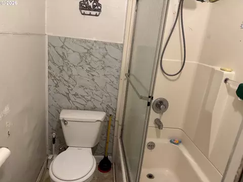 Bath - 3875 Kathryn Ave, Springfield, OR 97478 photo 1 of 1