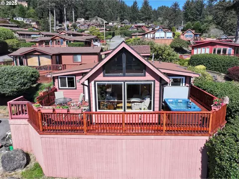 19921 Whaleshead Rd Apt I 2 Rd #I    2, Brookings, OR 97415