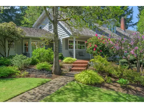 888 Crest Dr, Eugene, OR 97405