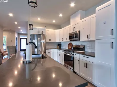 Kitchen - 1701 S Alpine St, Cornelius, OR 97113 photo 4 of 6