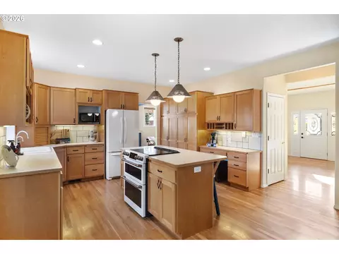 Kitchen - 1506 NW Beech St, Camas, WA 98607 photo 4 of 5