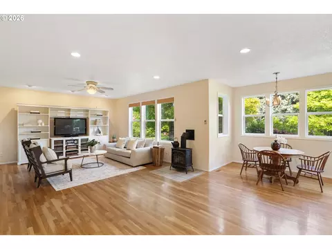 Living - 1506 NW Beech St, Camas, WA 98607 photo 2 of 5