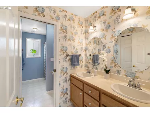 Bath - 1506 NW Beech St, Camas, WA 98607 photo 2 of 2