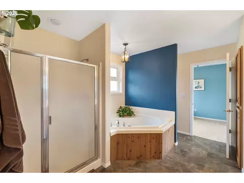 Bath - 1506 NW Beech St, Camas, WA 98607 photo 1 of 2