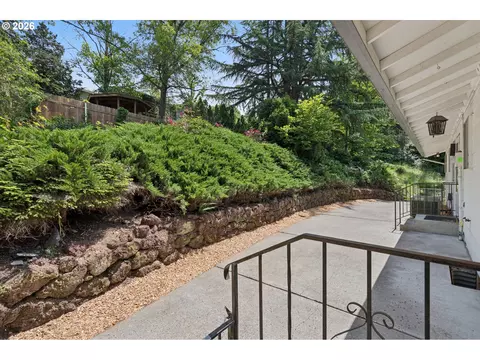 Exterior - 860 NW Battaglia Ave, Gresham, OR 97030 photo 3 of 7