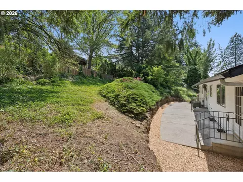 Exterior - 860 NW Battaglia Ave, Gresham, OR 97030 photo 6 of 7
