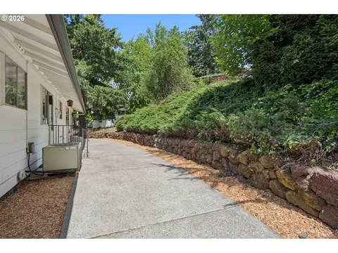 Exterior - 860 NW Battaglia Ave, Gresham, OR 97030 photo 5 of 7