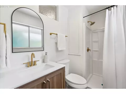 Bath - 860 NW Battaglia Ave, Gresham, OR 97030 photo 1 of 4