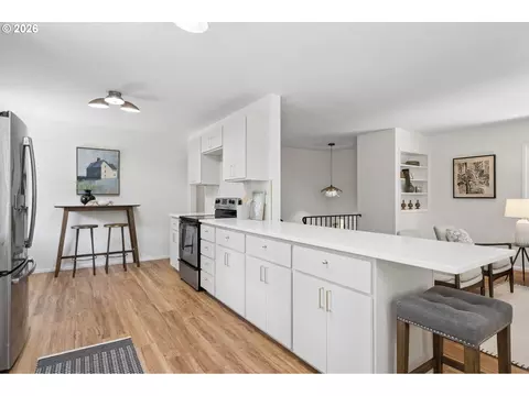 Kitchen - 860 NW Battaglia Ave, Gresham, OR 97030 photo 3 of 6
