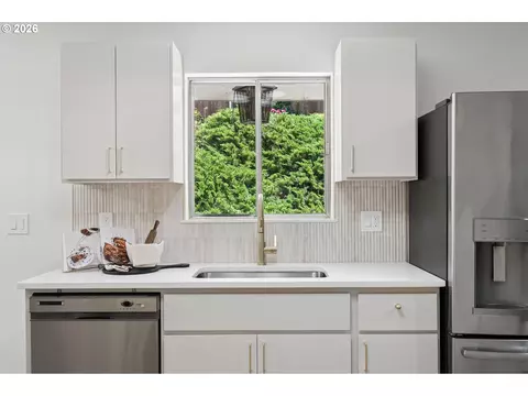 Kitchen - 860 NW Battaglia Ave, Gresham, OR 97030 photo 4 of 6