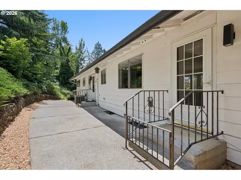 Exterior - 860 NW Battaglia Ave, Gresham, OR 97030 photo 4 of 7