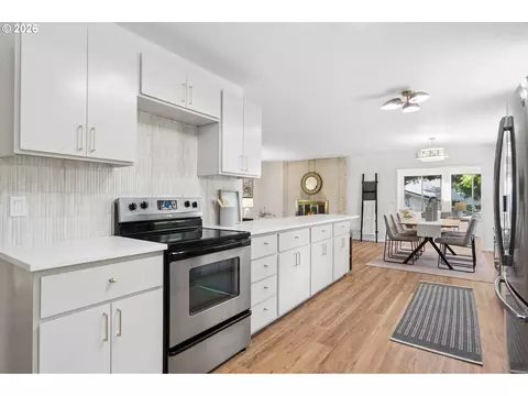 Kitchen - 860 NW Battaglia Ave, Gresham, OR 97030 photo 5 of 6