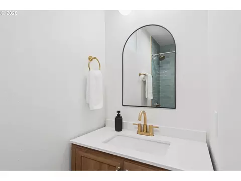 Bath - 860 NW Battaglia Ave, Gresham, OR 97030 photo 2 of 4