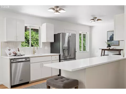 Kitchen - 860 NW Battaglia Ave, Gresham, OR 97030 photo 2 of 6